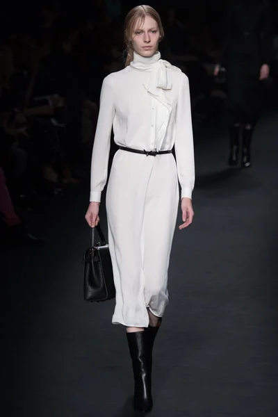 Look 32